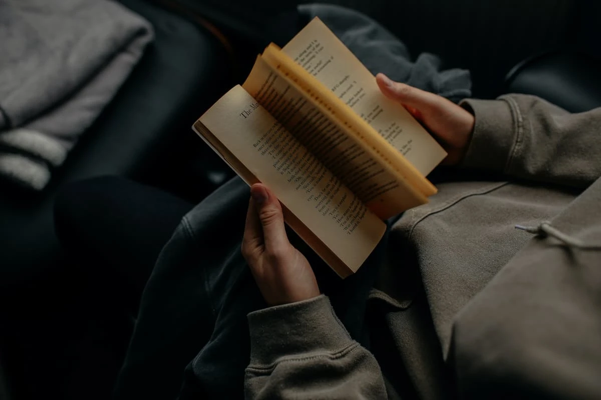 10 Livros Poderosos para Encontrar Consolo e Superar o Luto através da Leitura