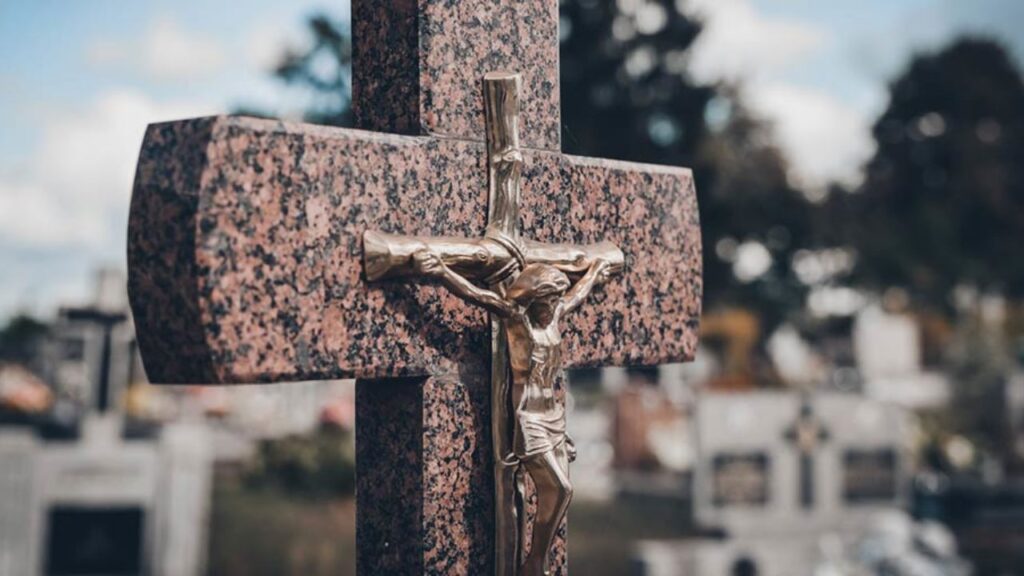 Como Escolher uma Sepultura no Cemitério: Tipos, Direitos Legais e Planejamento Funerário no Brasil