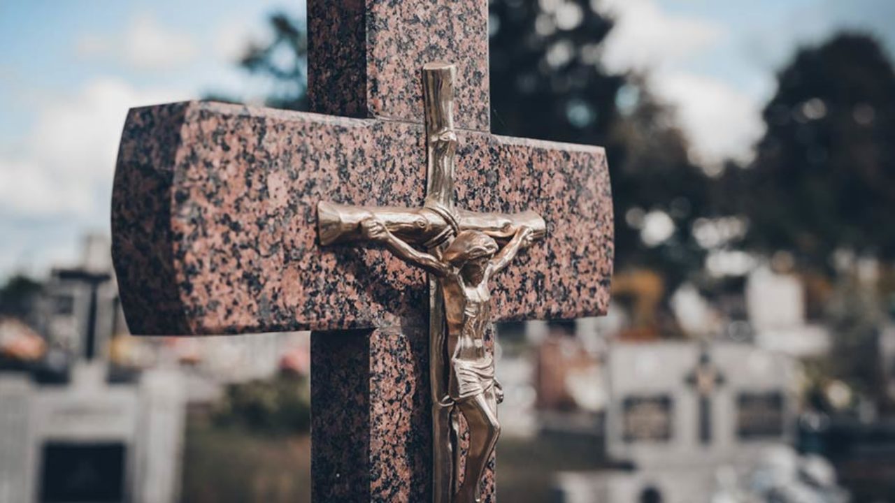 Como Escolher uma Sepultura no Cemitério: Tipos, Direitos Legais e Planejamento Funerário no Brasil