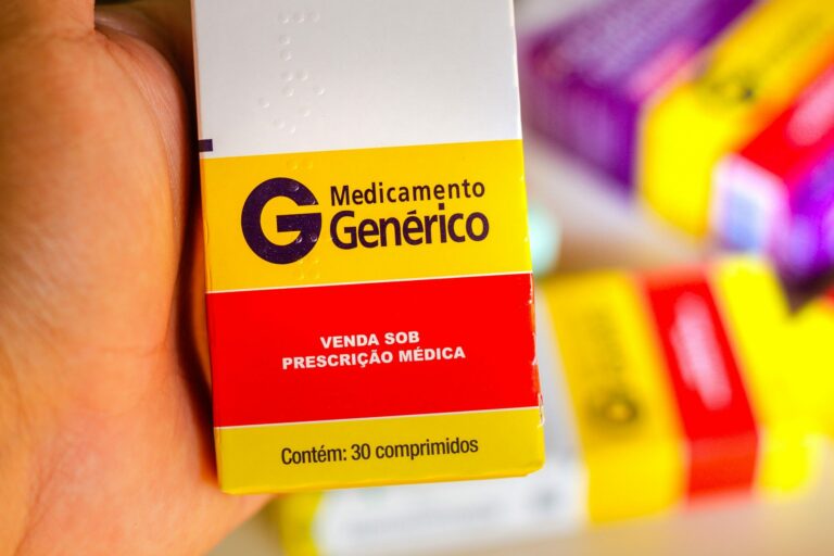 Caixa de medicamento genérico com destaque para as informações de venda sob prescrição médica